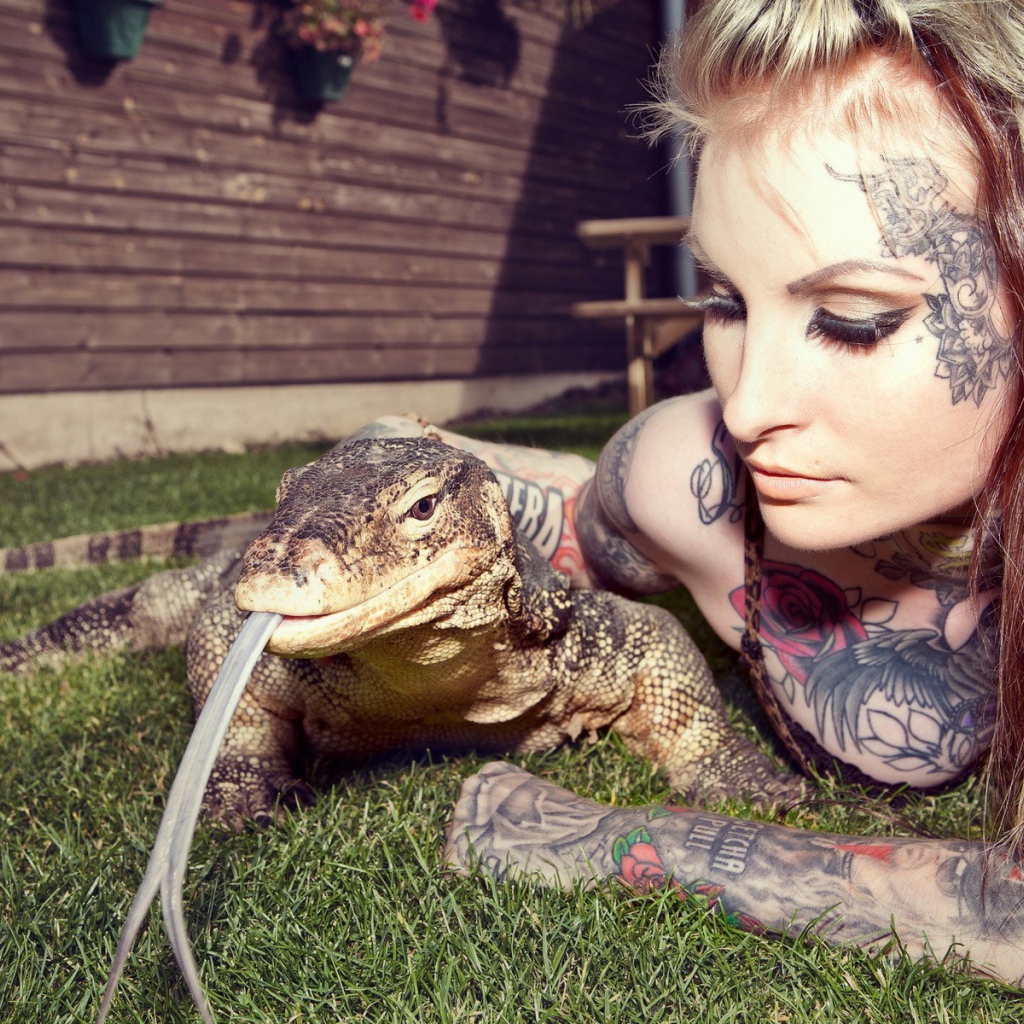 Татуированная девушка с рептилией