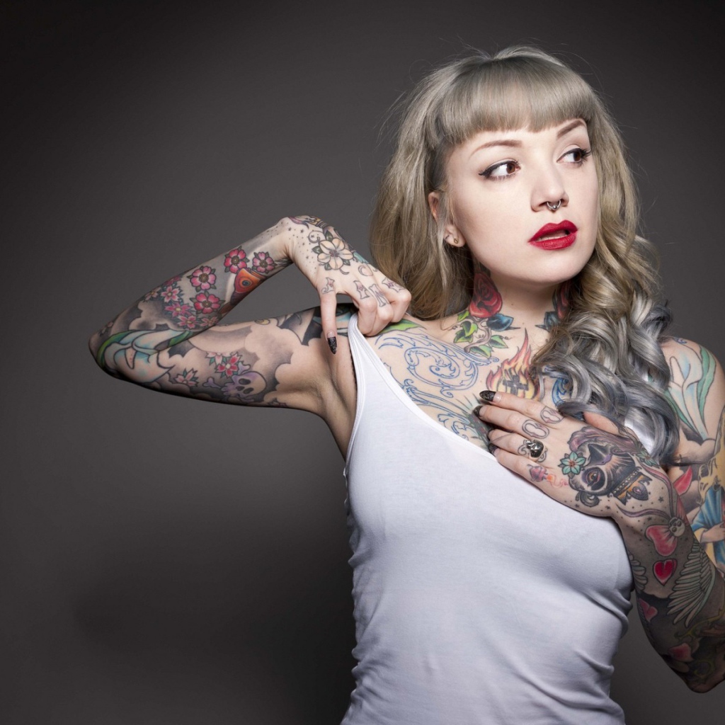 Татуированная девушка в белой майке