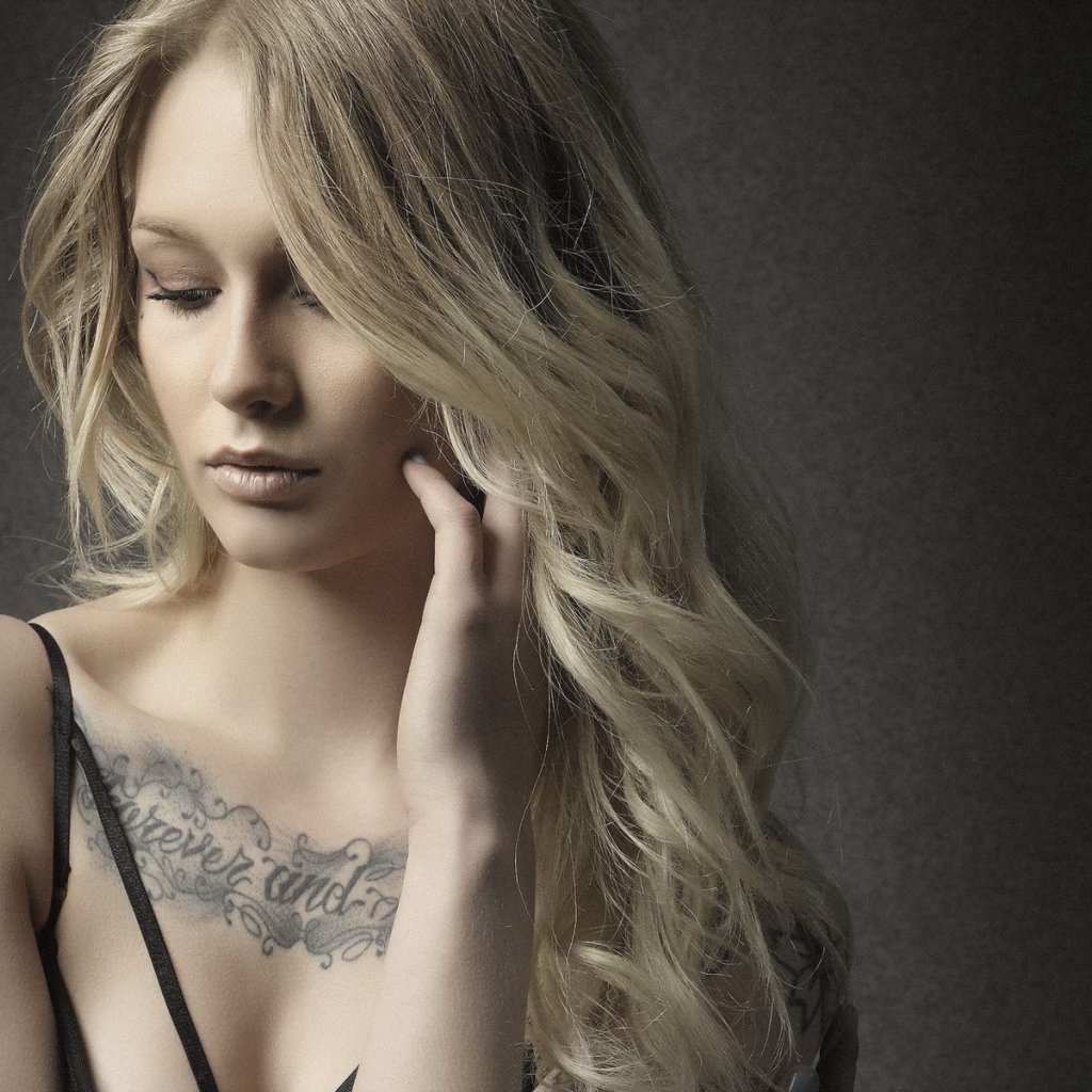 Надпись татуировка на груди девушки