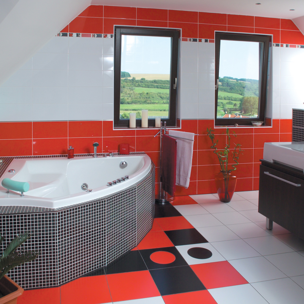 Красная плитка в ванной