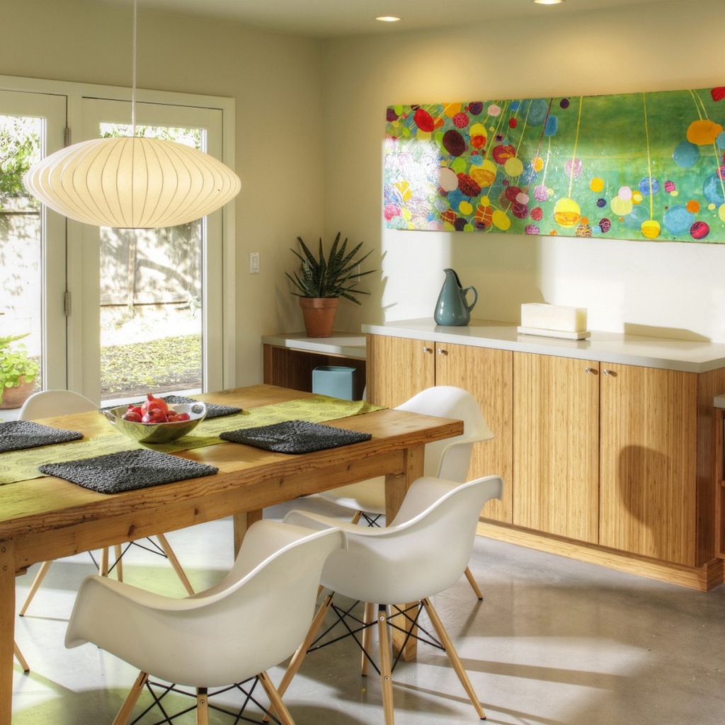 Деревянный обеденный стол в светлой кухне