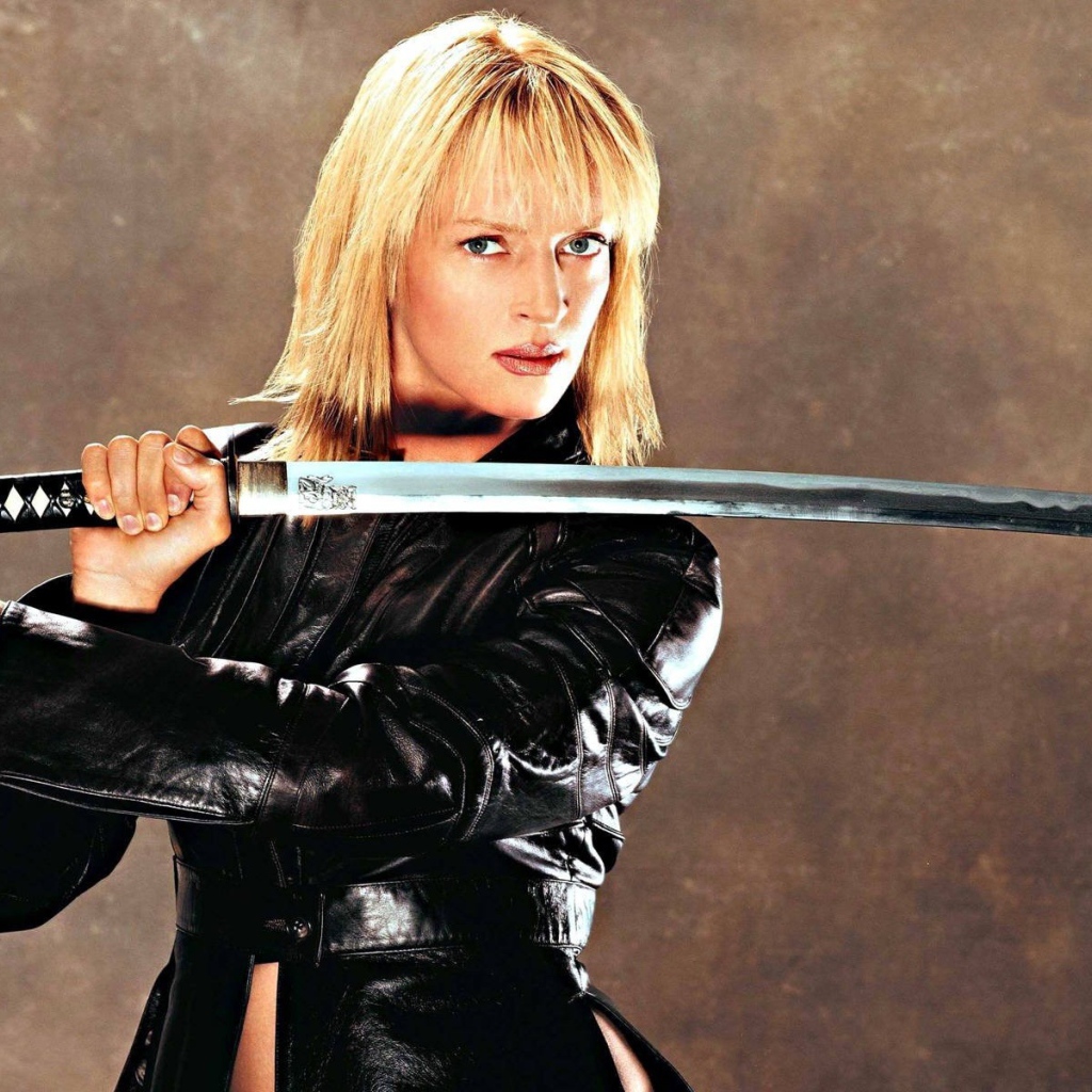 Ума Турман держит катану в руках