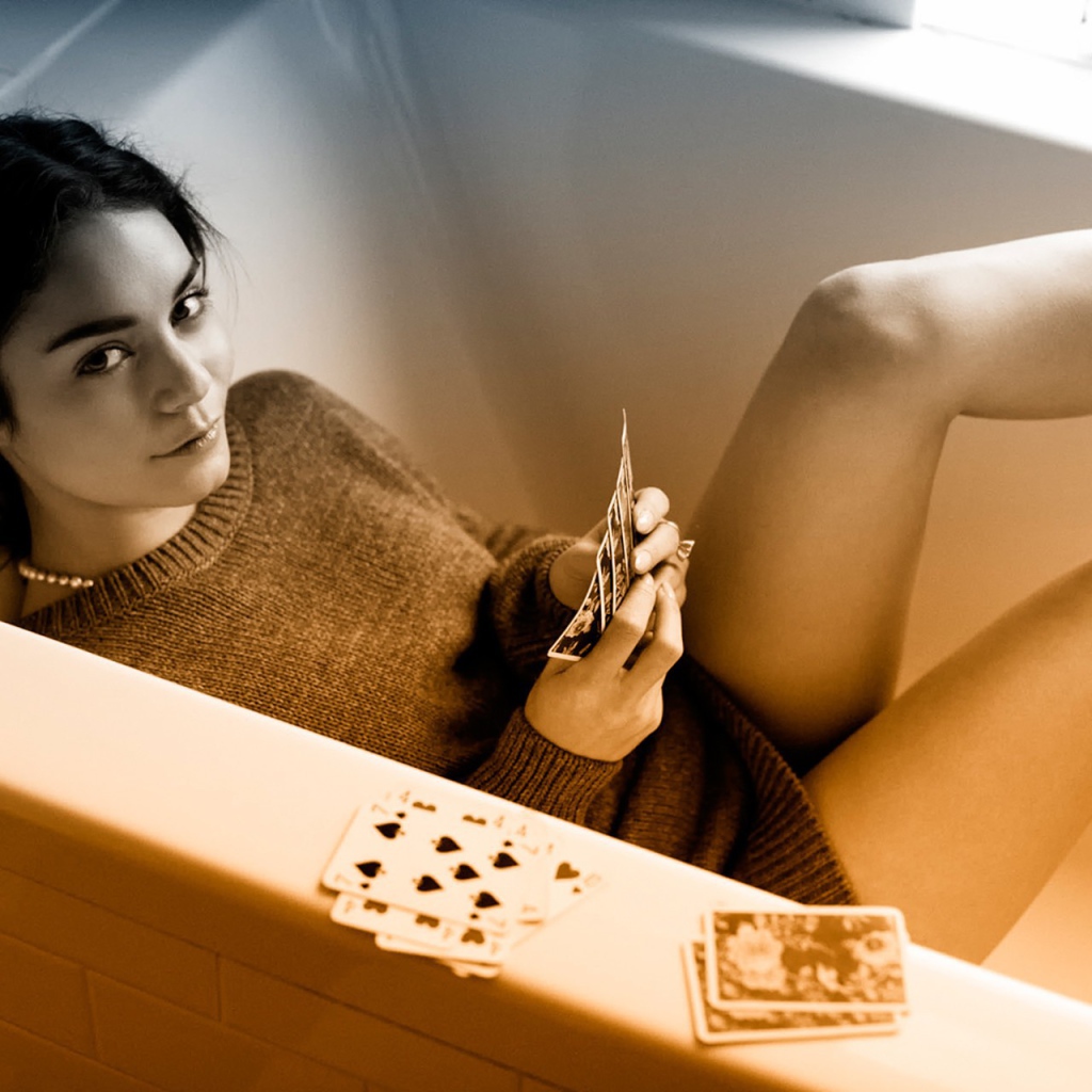 Ванесса Хадженс позирует в ванной