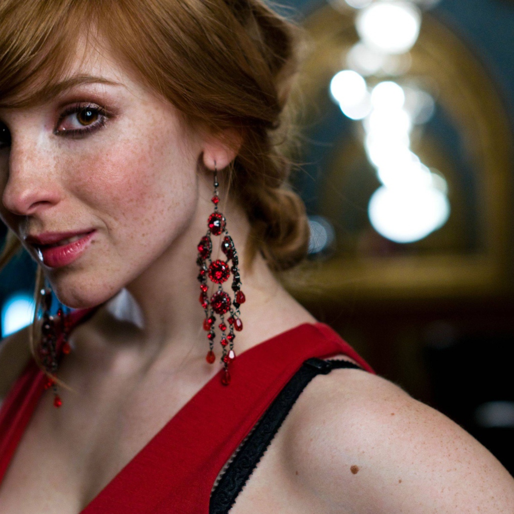 Вика Керекеш в красном платье