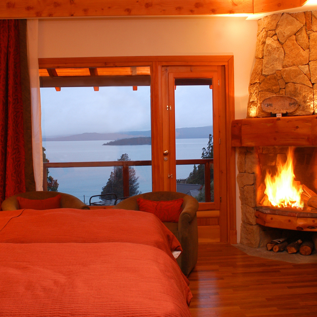 Спальня с горящим  камином