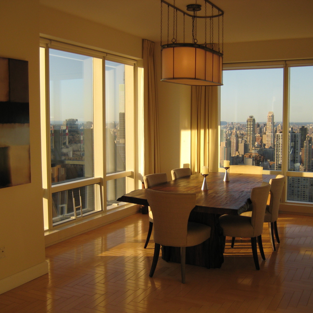 Обеденный стол в квартире