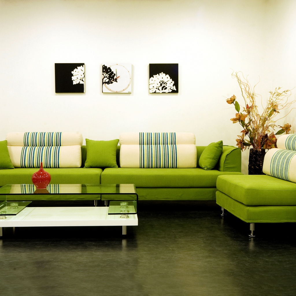 Зеленый диван и столик