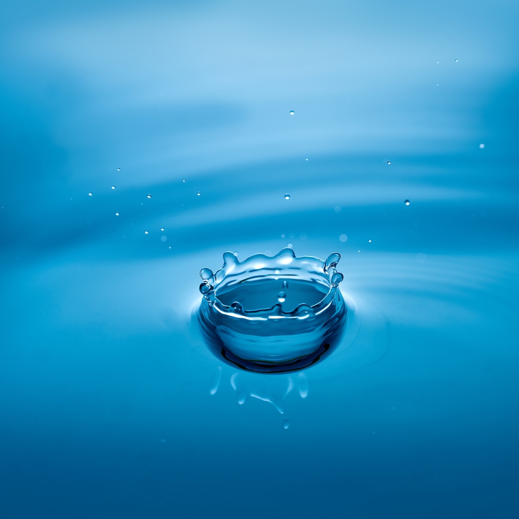 Брызги воды на голубом фоне 3д графика