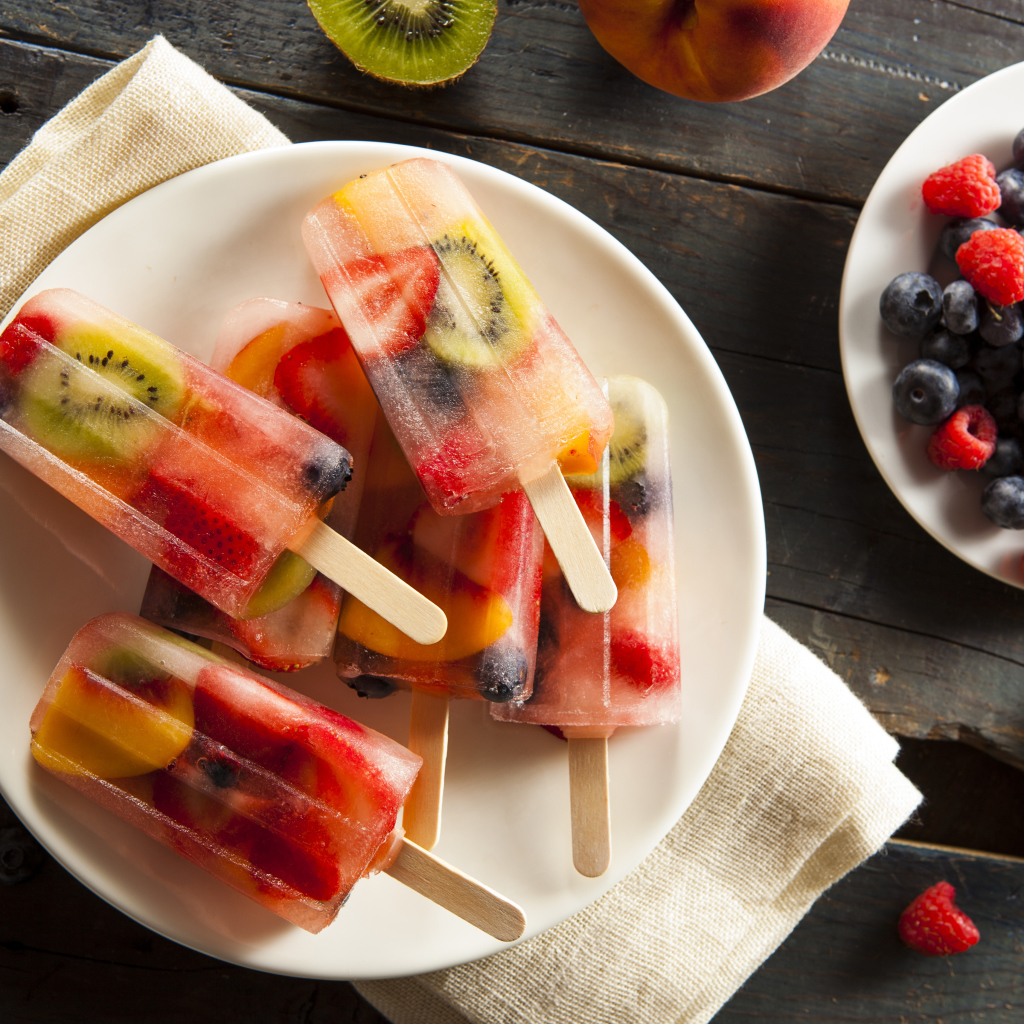 Мороженое на палочке с ягодами и фруктами