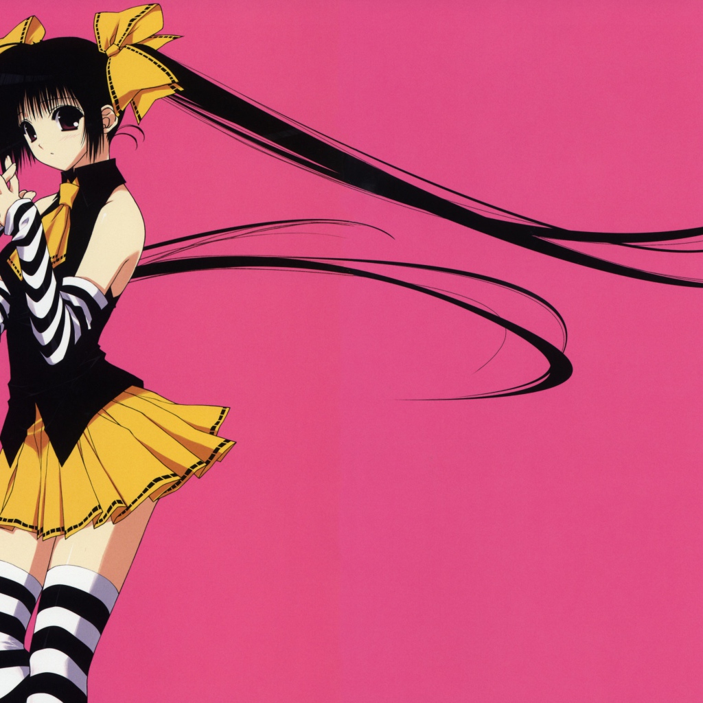 Девушка аниме с длинными черными волосами на розовом фоне