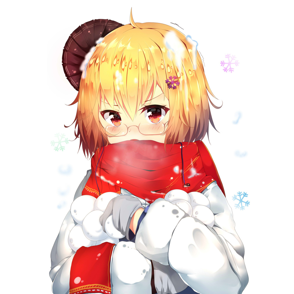 Девушка аниме со снежками в руках на белом фоне