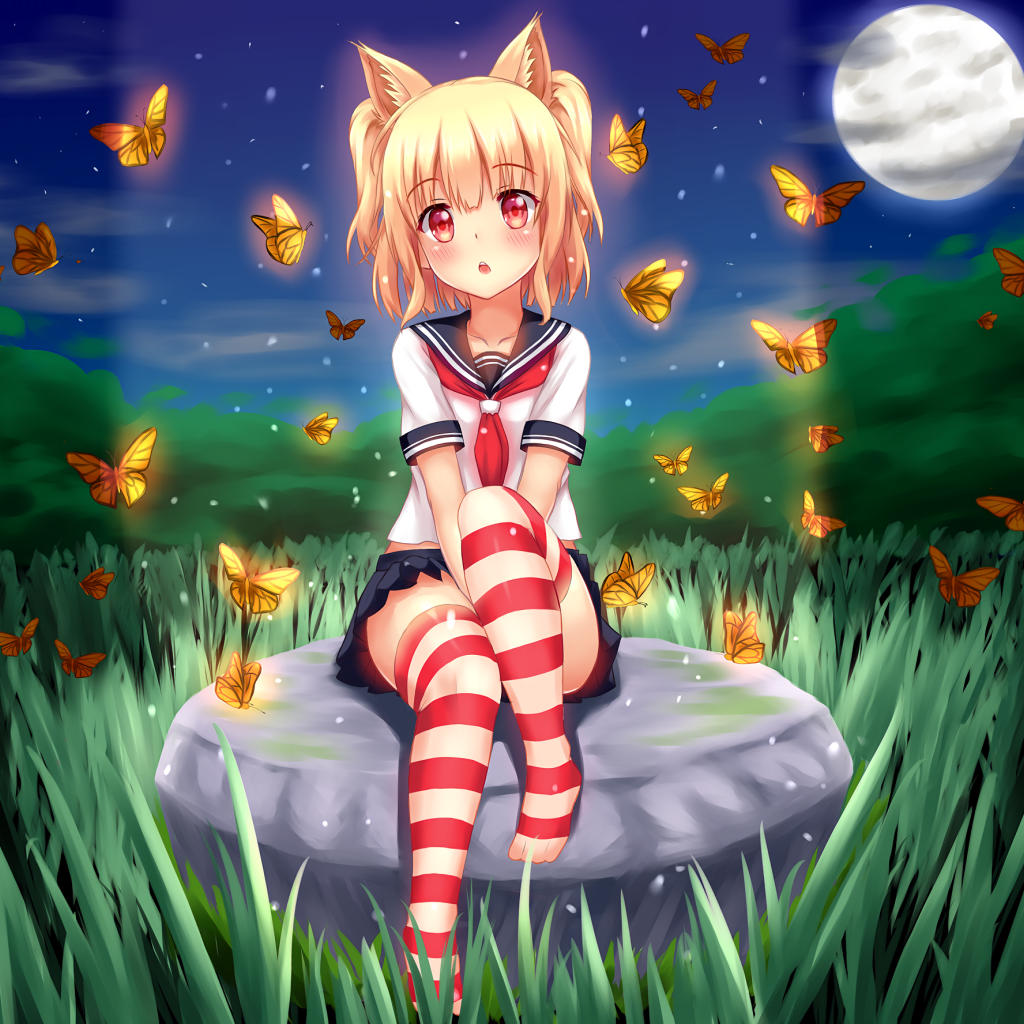Девушка аниме с бабочками при свете луны 