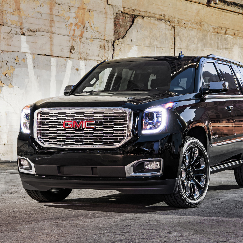 Большой внедорожник GMC Yukon Denali Ultimate Black, 2018