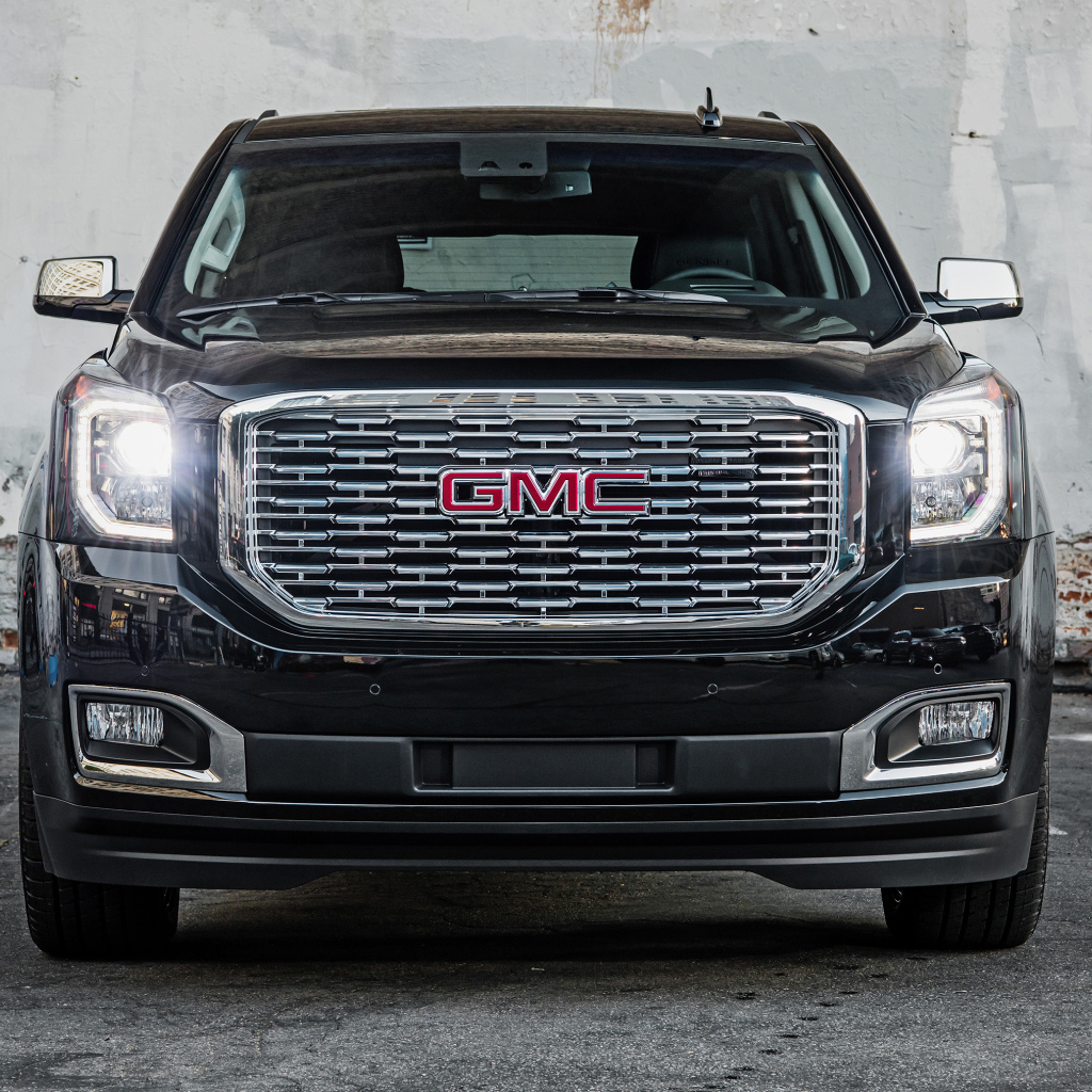 Черный автомобиль GMC Yukon Denali Ultimate, 2018 вид спереди