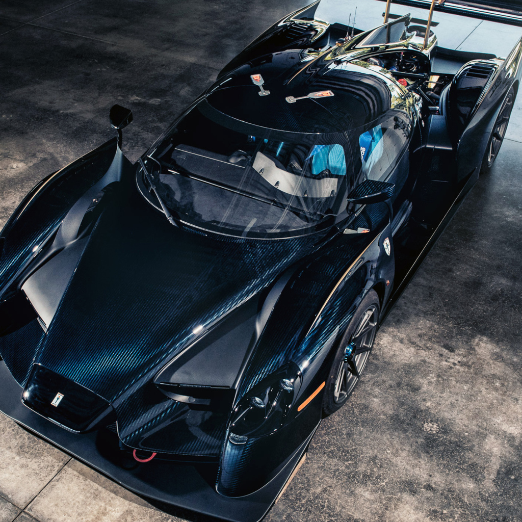 Черный спортивный автомобиль SCG 003CS Supercar