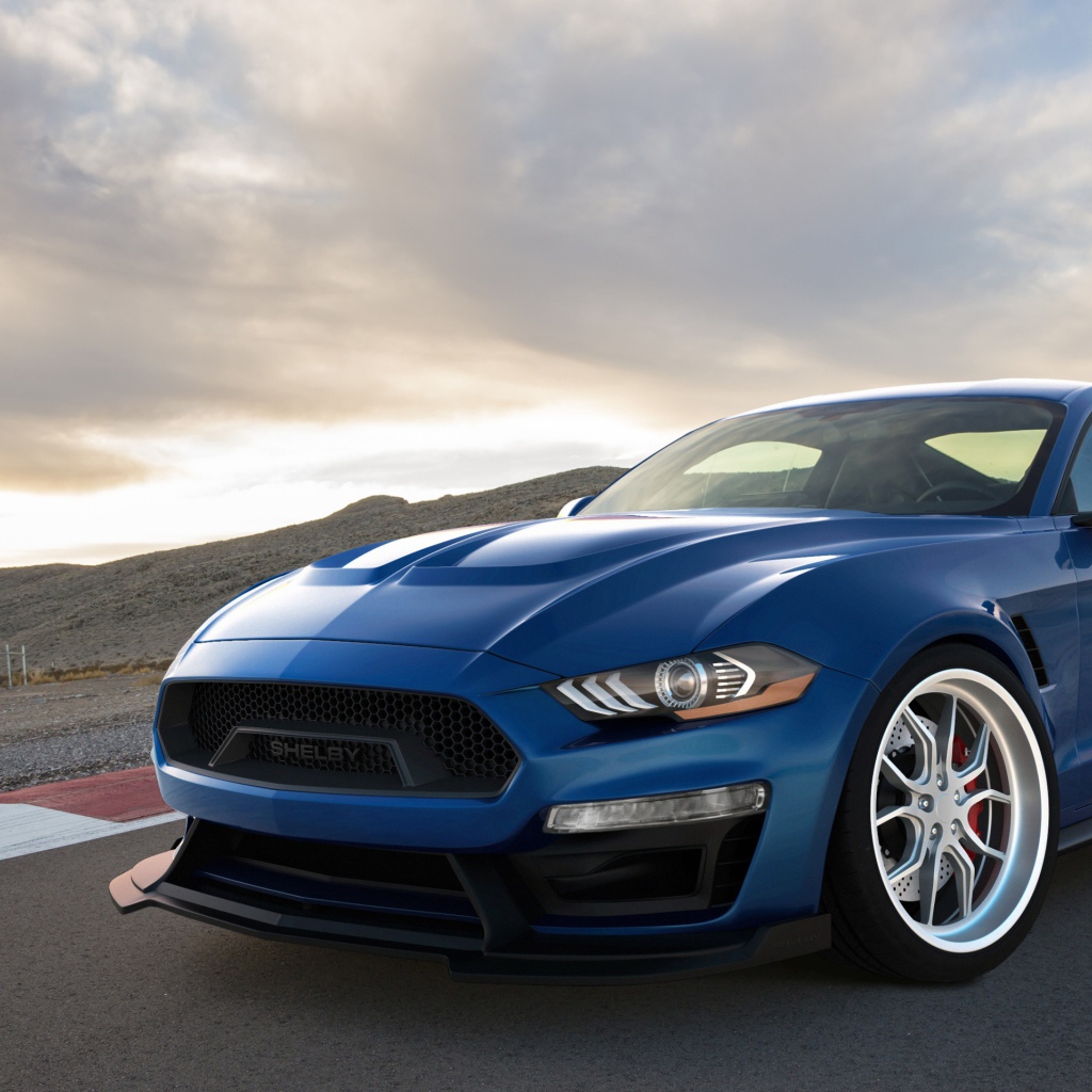 Синий автомобиль Shelby 1000, 2018 под красивым небом