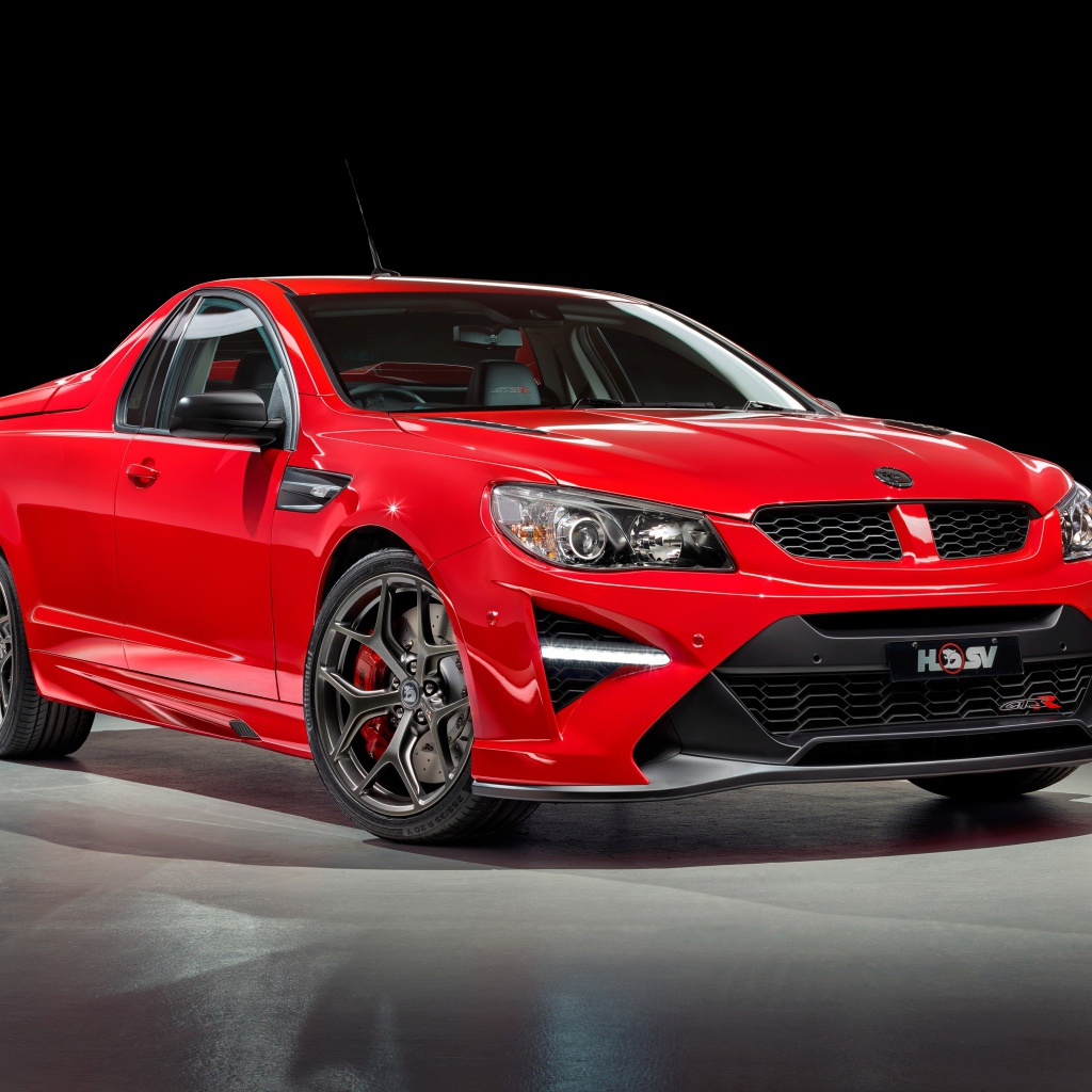 Красный HSV GTSR Maloo, 2017 на черном фоне 