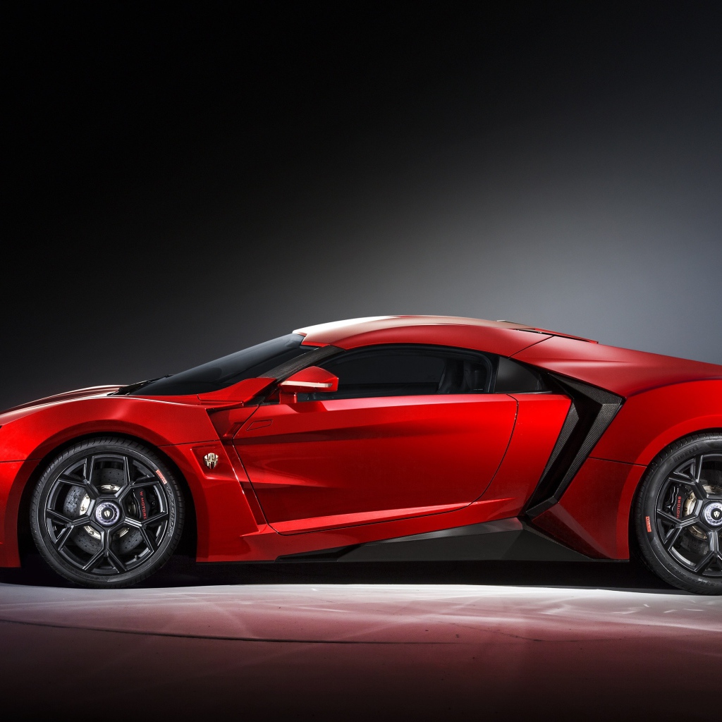 Красный спортивный автомобиль Lykan Hypersport 