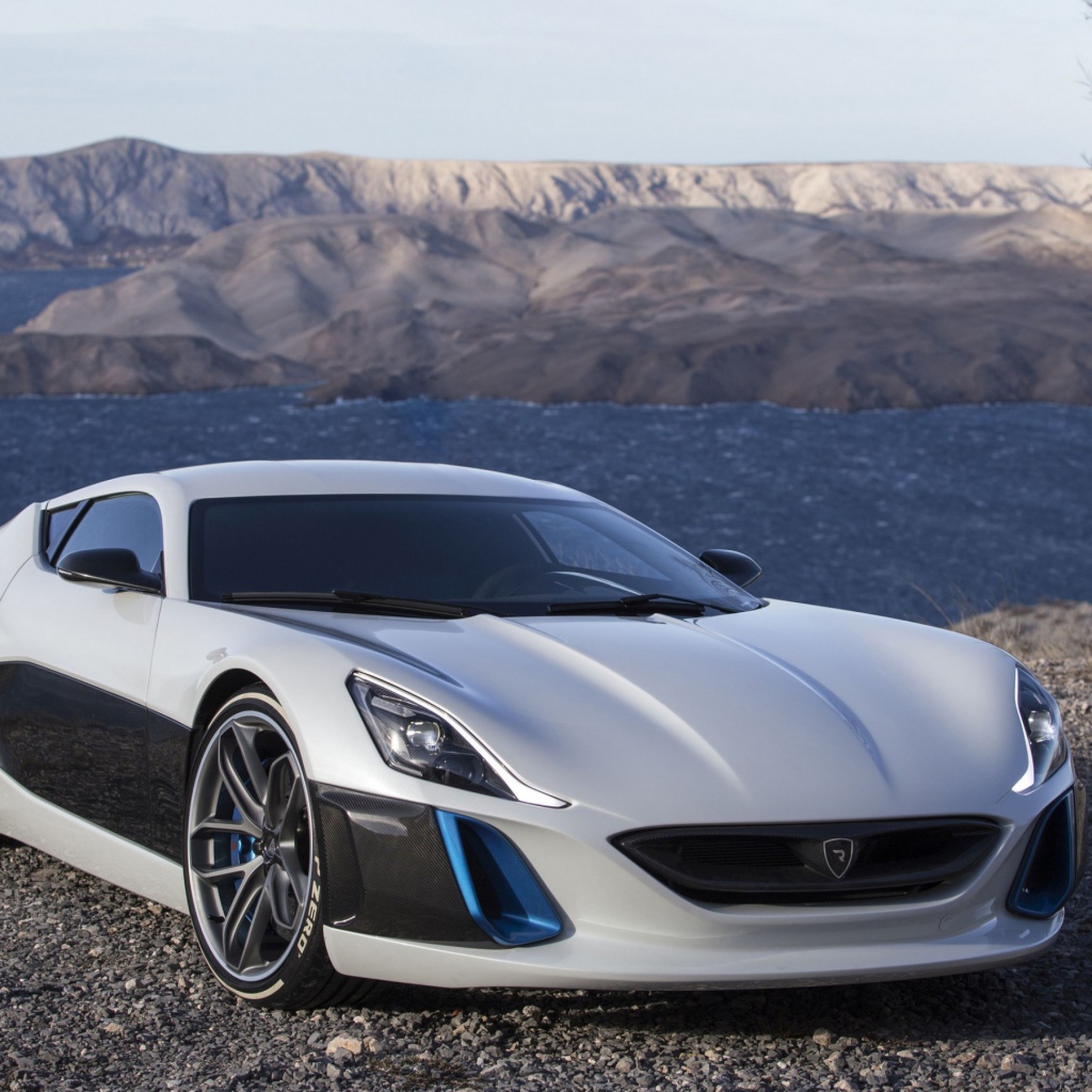 Спорткар  Rimac Concept One на фоне гор 