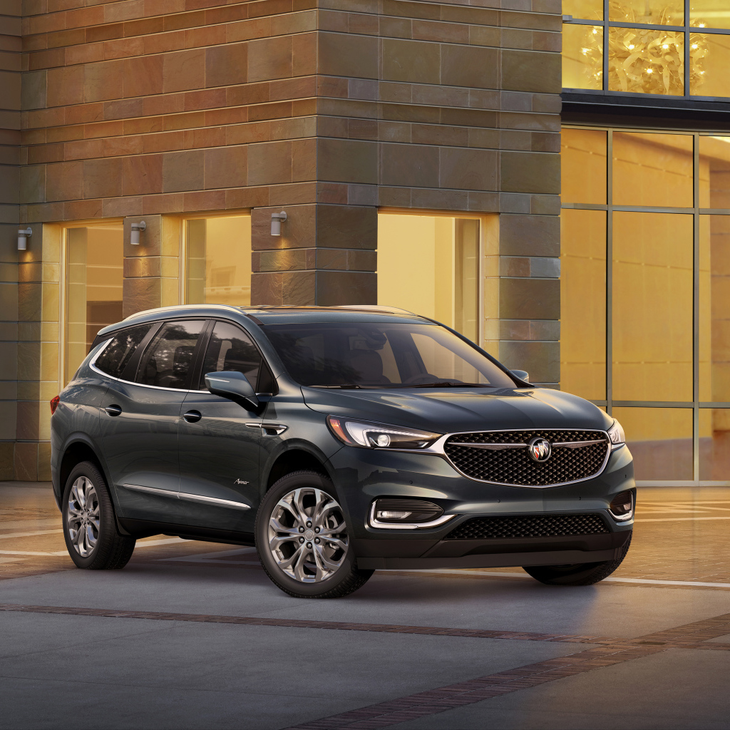 Серебристый автомобиль Buick Enclave, 2017 