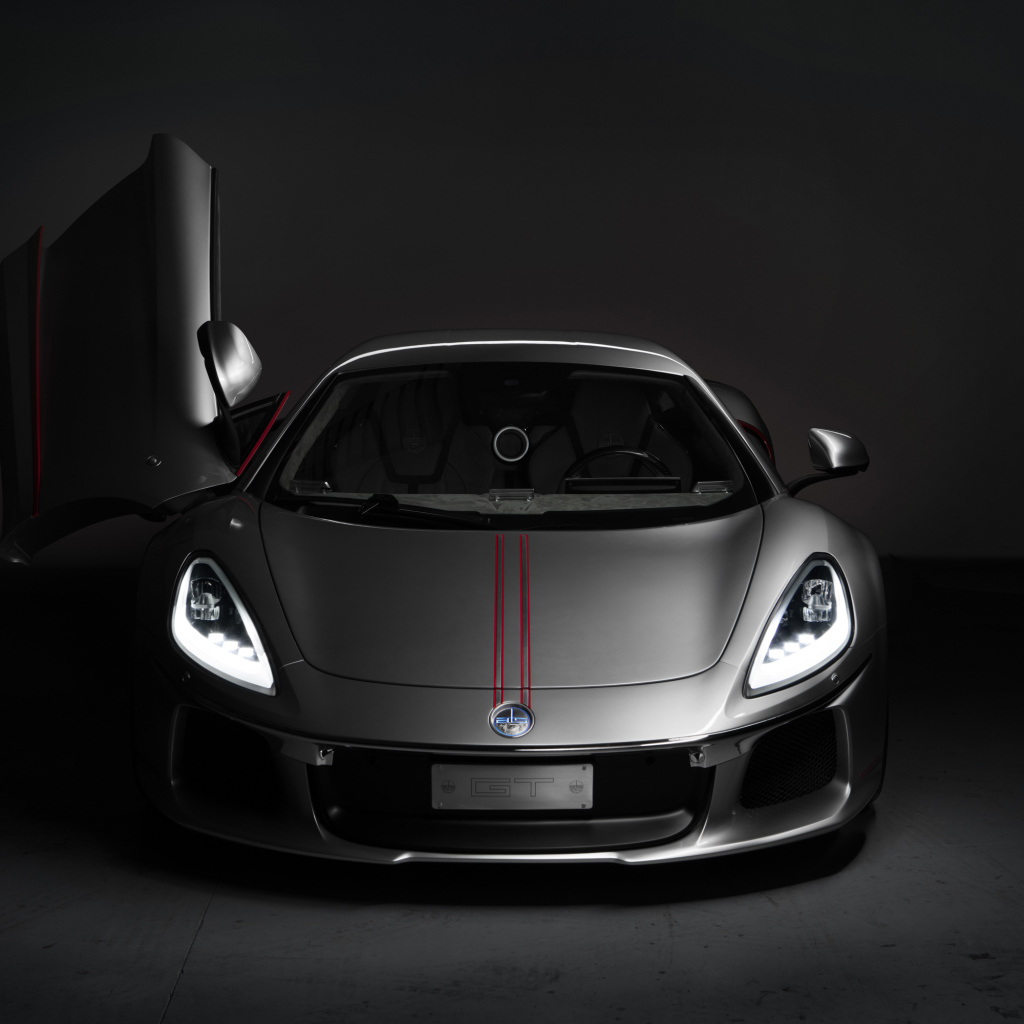 Серебристый автомобиль ATS GT, 2018 с открытой дверью