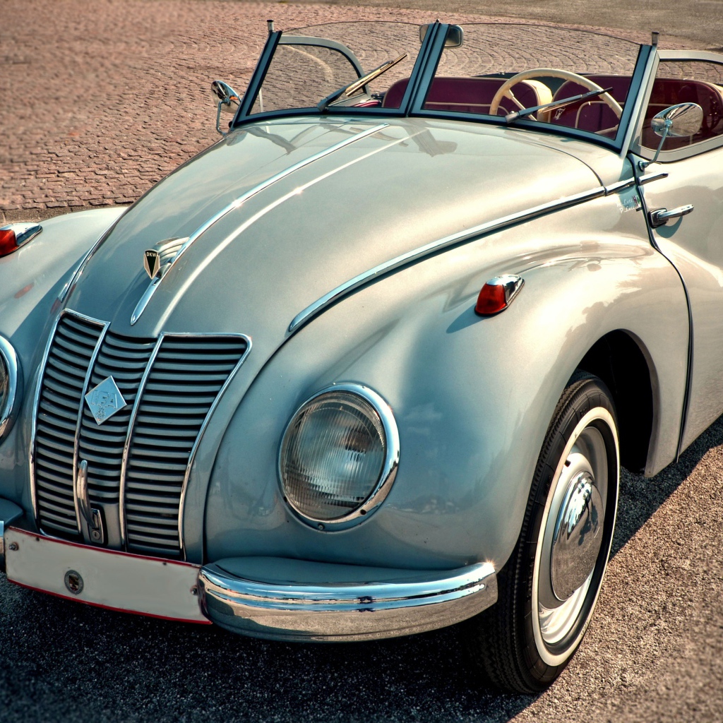 Серебристый ретро автомобиль IFA F9