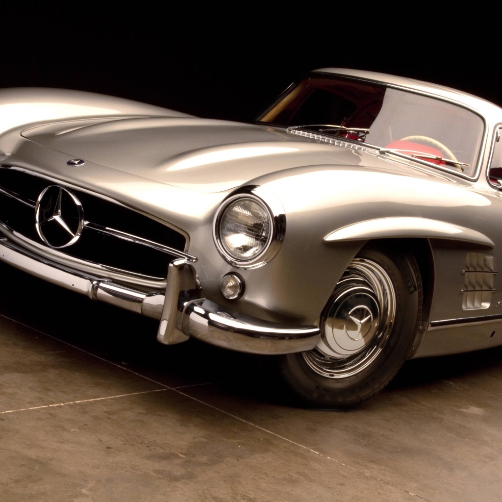 Серебристый ретро автомобиль Mercedes Benz 300 SL