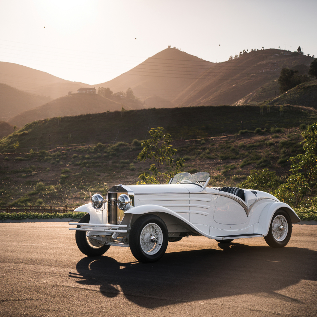 Стильный белый ретро автомобиль Isotta Fraschini Tipo 8A Spyder Flying Star Touring, 1931 года