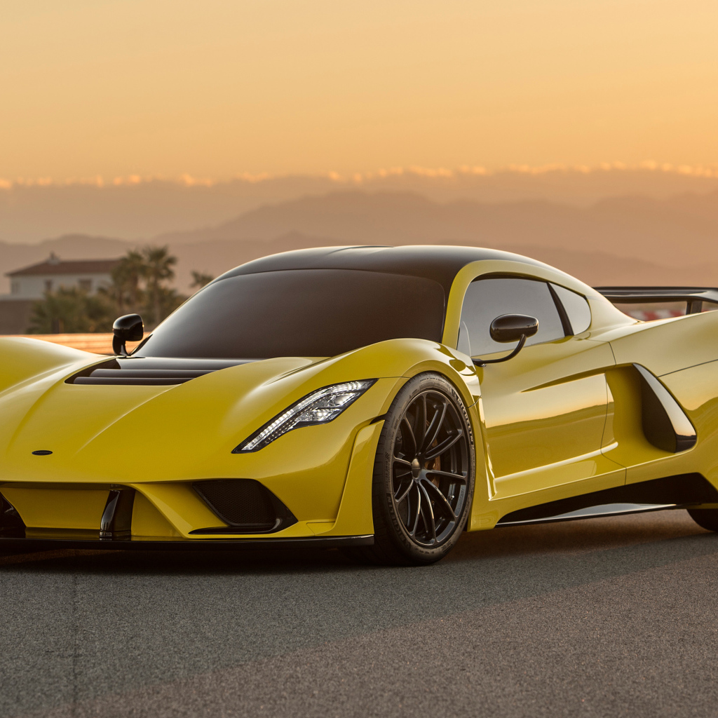 Желтый спортивный автомобиль Hennessey Venom F5, 2019