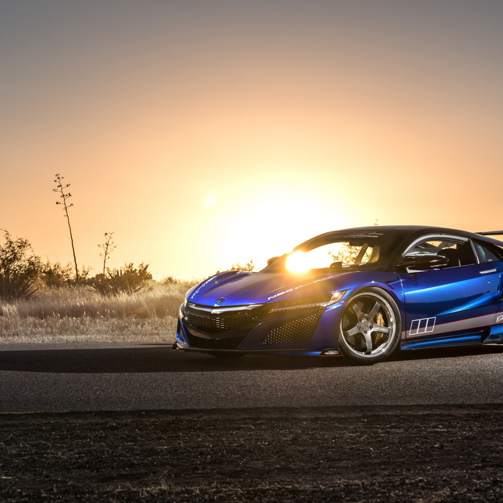 Синий спорткар Acura NSX, 2017 на фоне яркого солнца