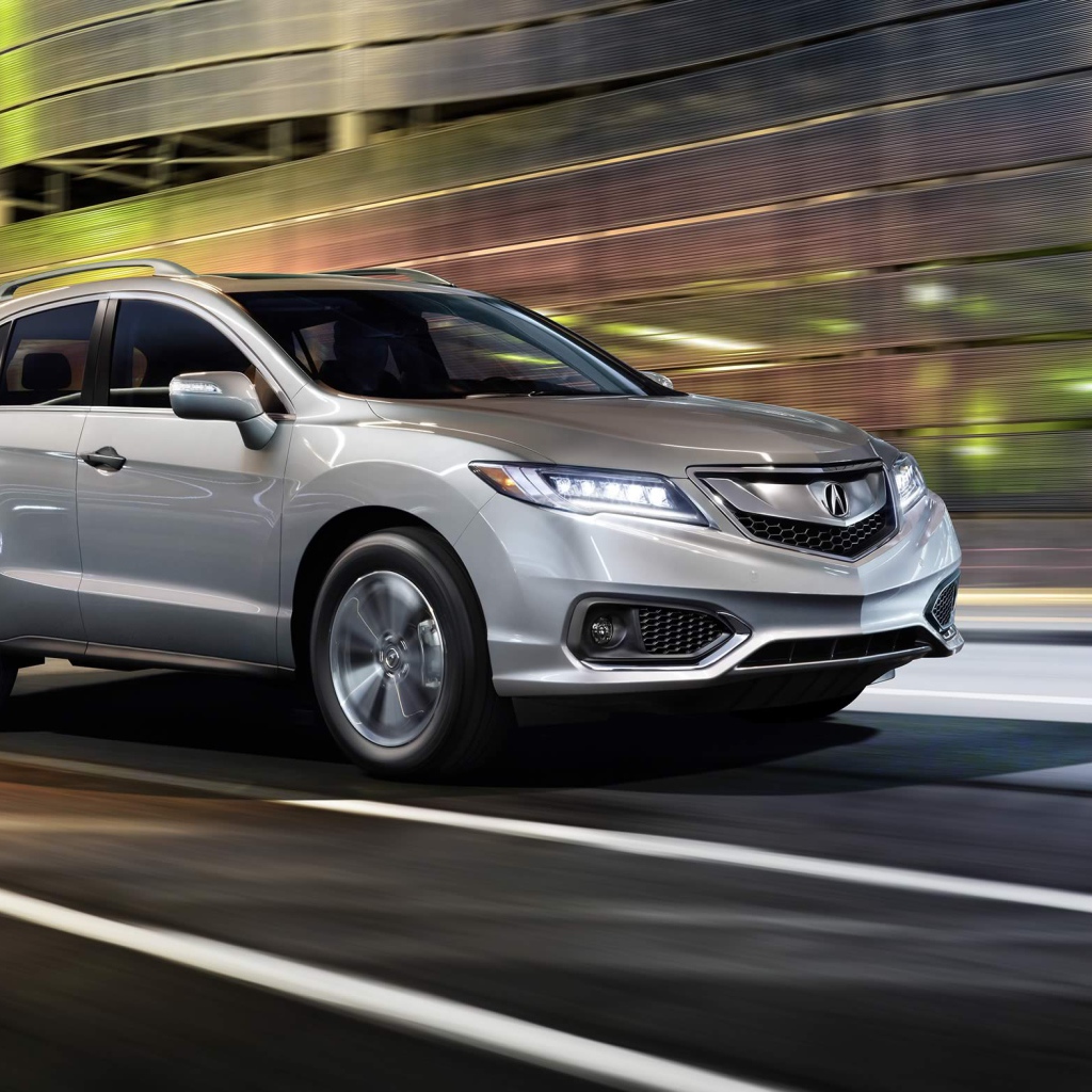 Серебристый внедорожник Acura RDX, 2018 на скорости
