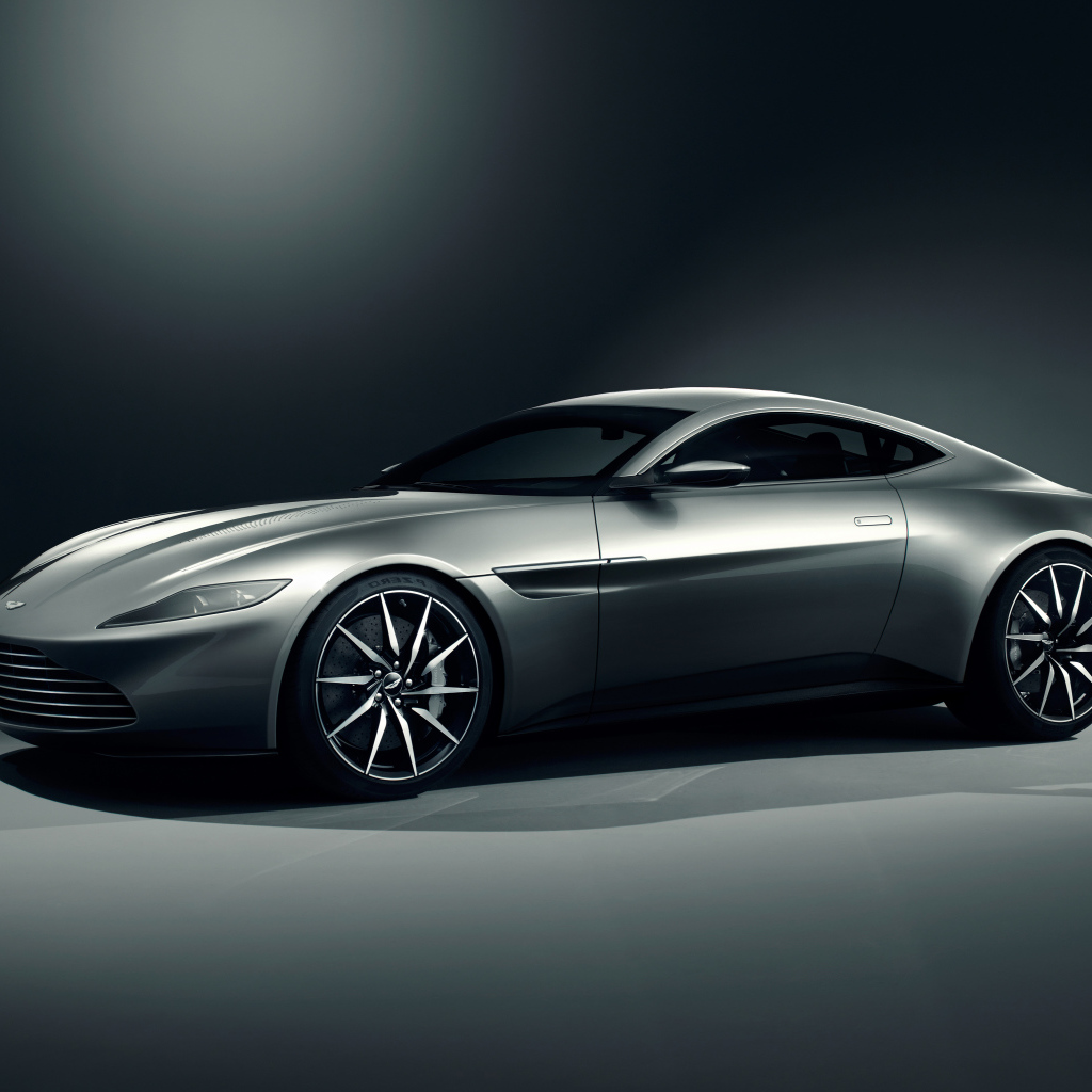 Серебристый автомобиль Aston Martin DB10 
