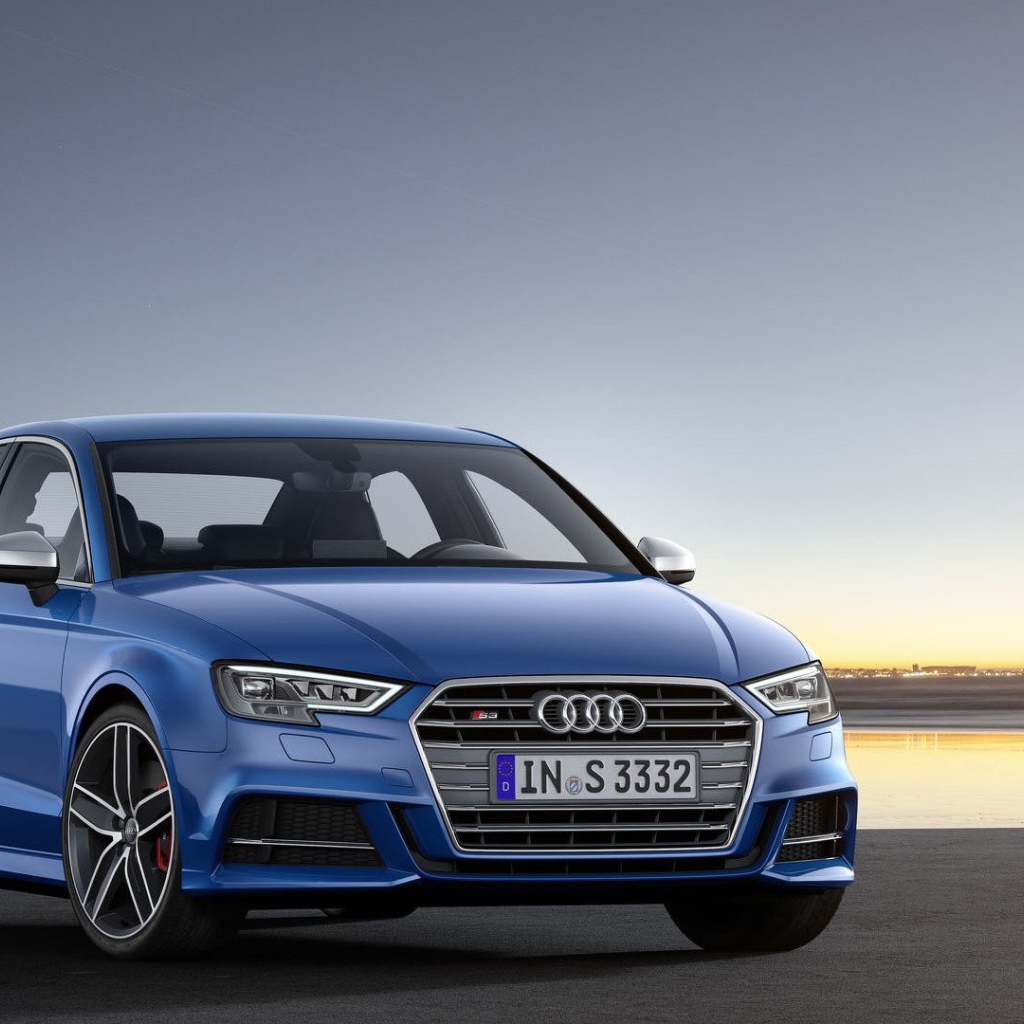 Синий Audi A3 модель 2017 года