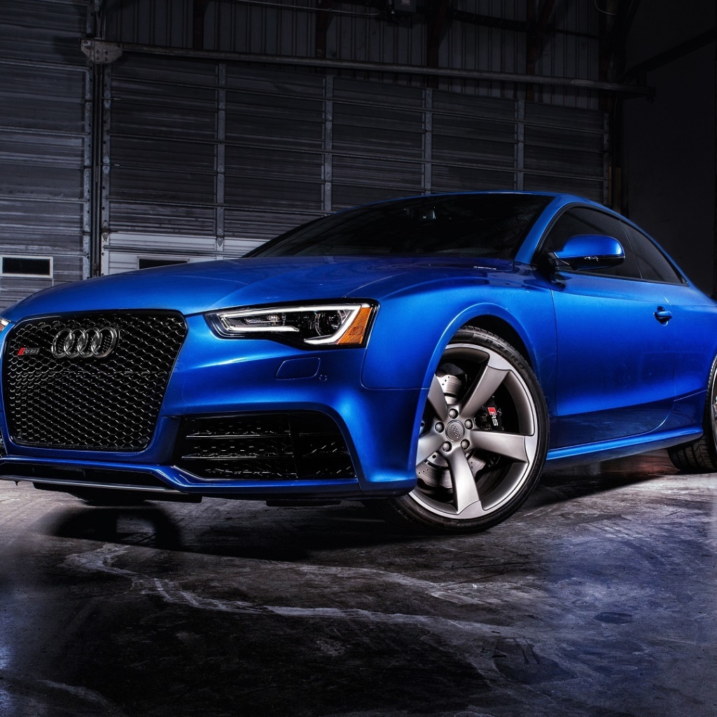 Синий спортивный автомобиль Audi RS5 