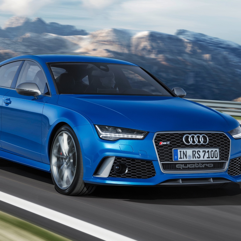 Автомобиль Audi RS7 синего цвета на трассе 