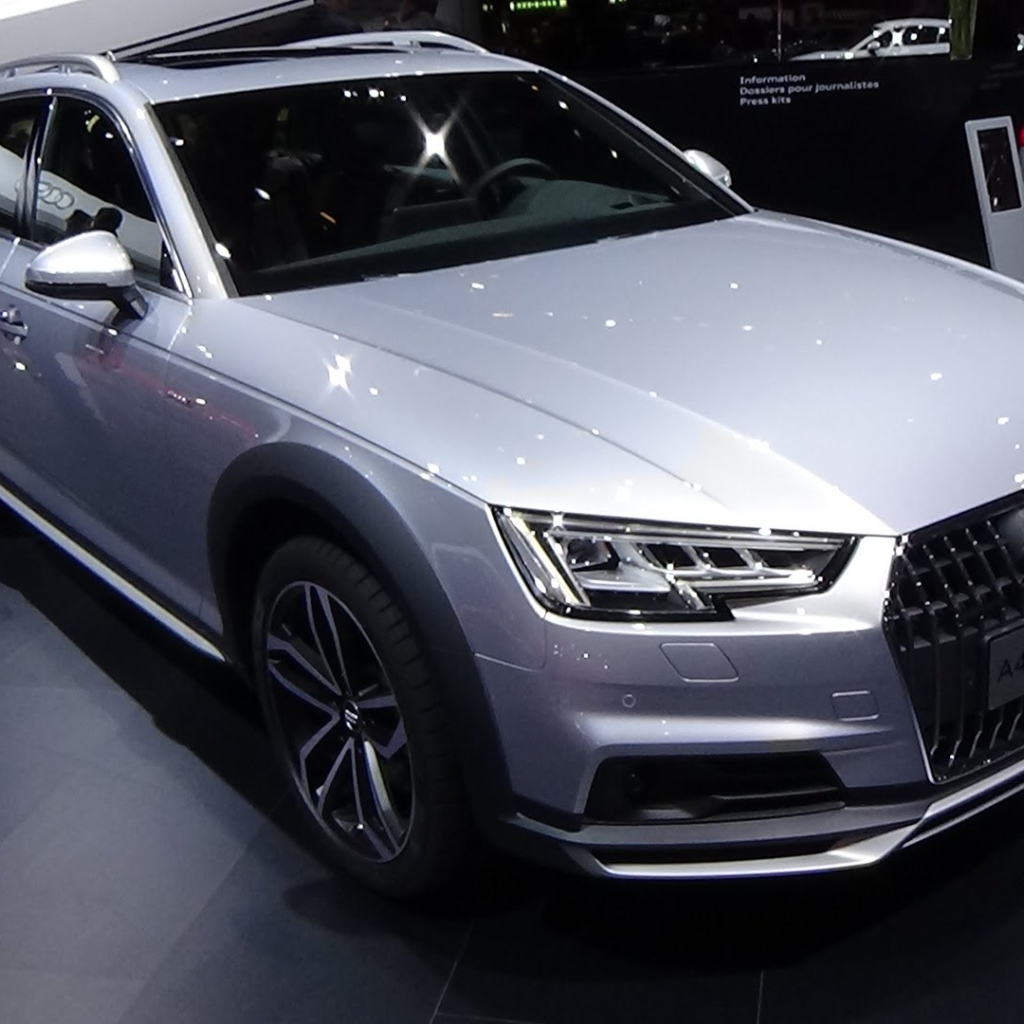 Серебристый Audi A4 2017