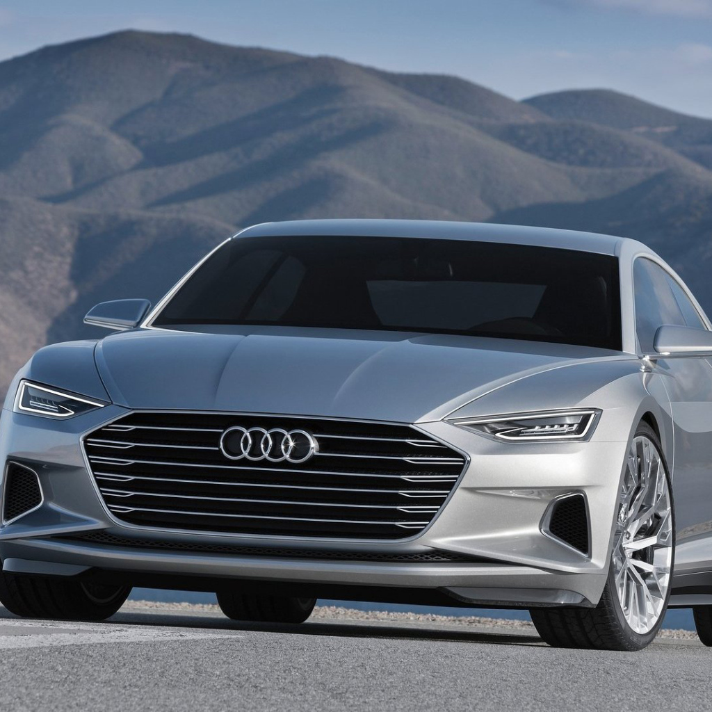 Серебристый автомобиль Audi Q5 2017 