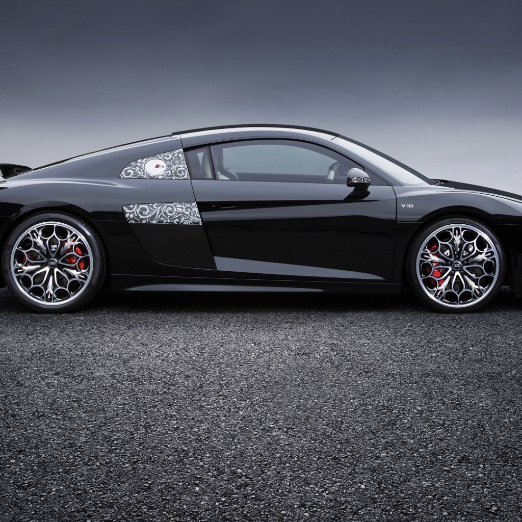 Стильный черный автомобиль Audi R8 V10 