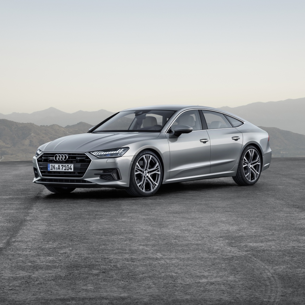 Стильный серебристый автомобиль Audi A7
