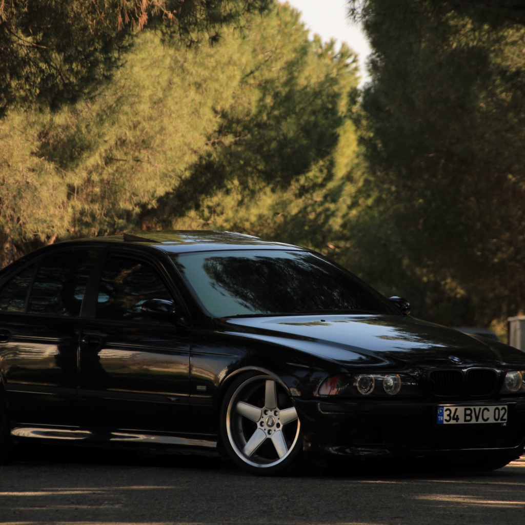 Черный автомобиль BMW M5 E39 