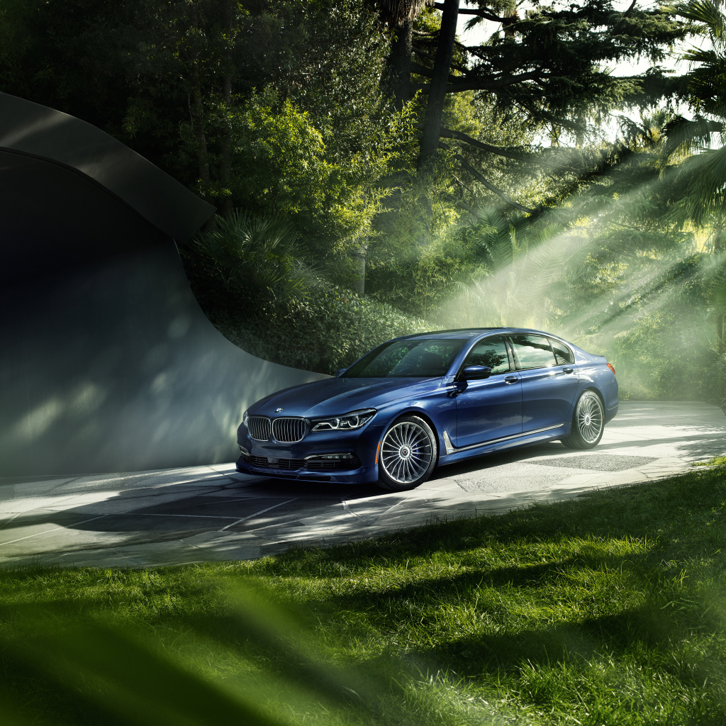 Синий автомобиль BMW 7 Series в лучах солнца 