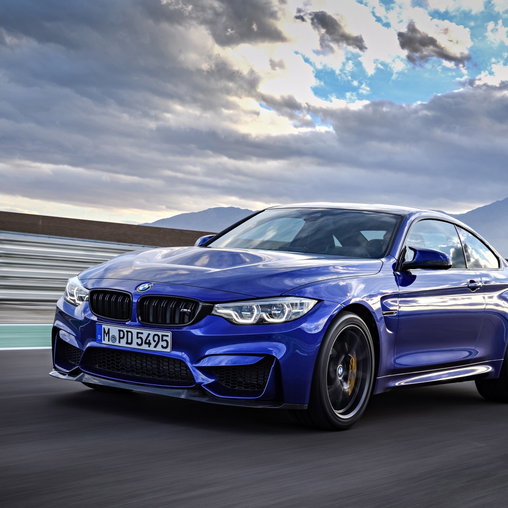 Синий автомобиль BMW M4 на фоне неба 