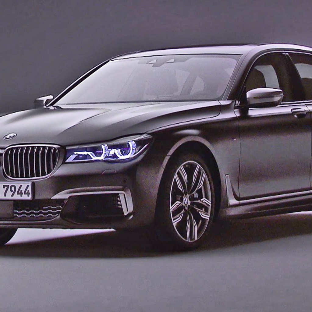 Автомобиль BMW M760Li xDrive 2017 года выпуска