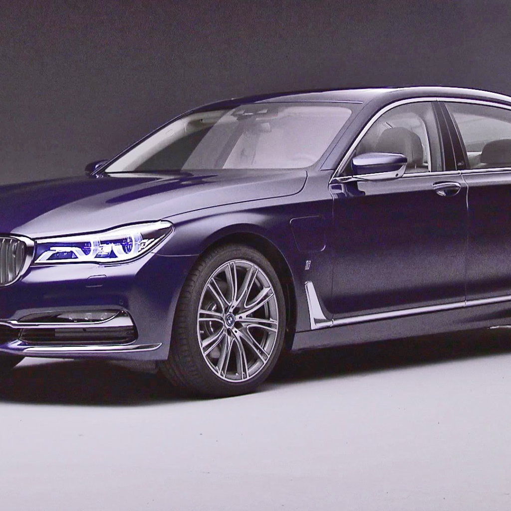 Фиолетовый BMW Individual 7 модель 2017 года