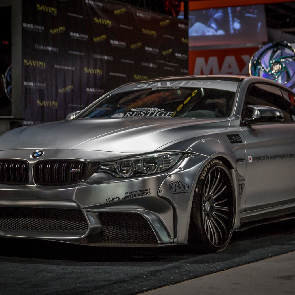 Серебристый автомобиль BMW M4