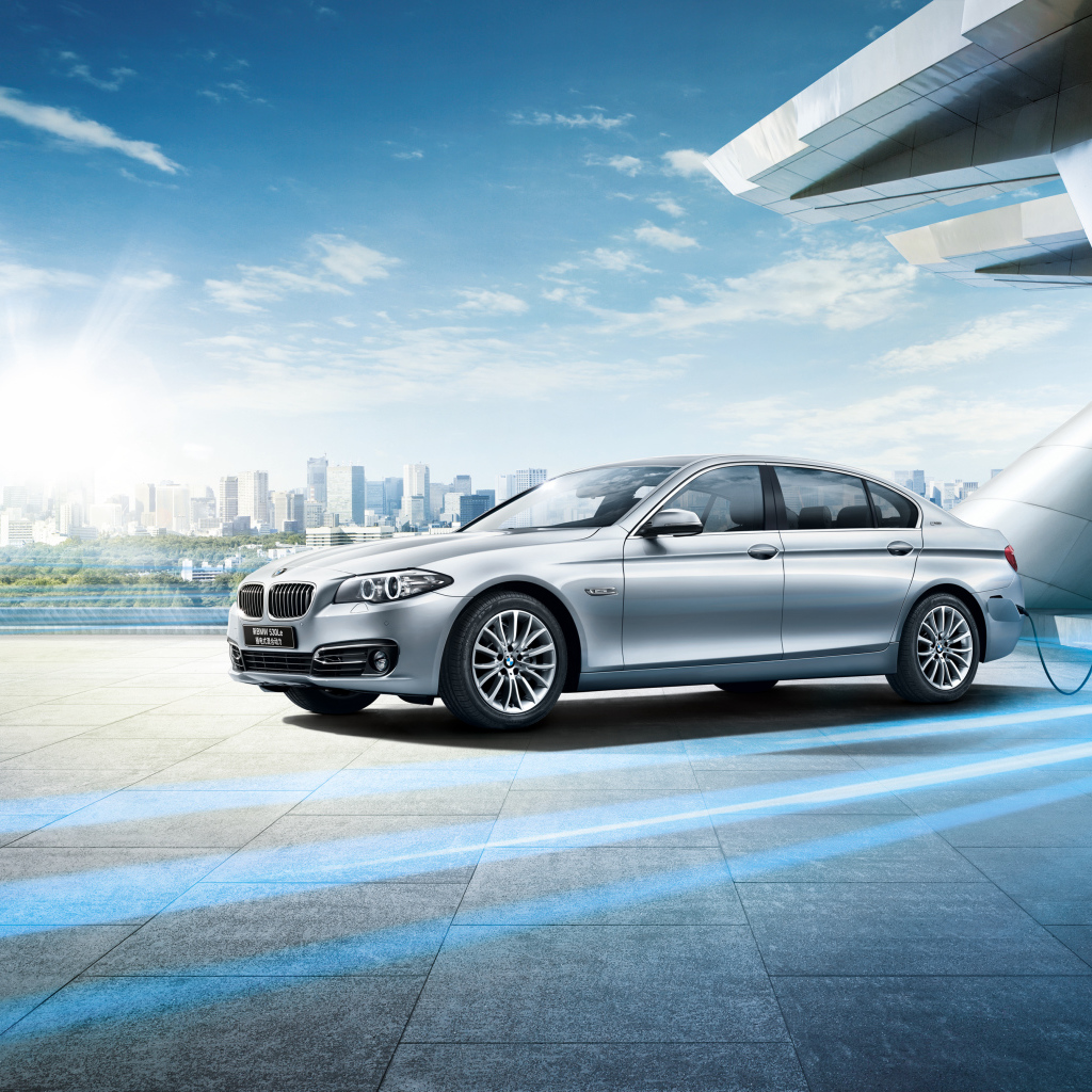 Серебристый немецкий автомобиль седан BMW F18