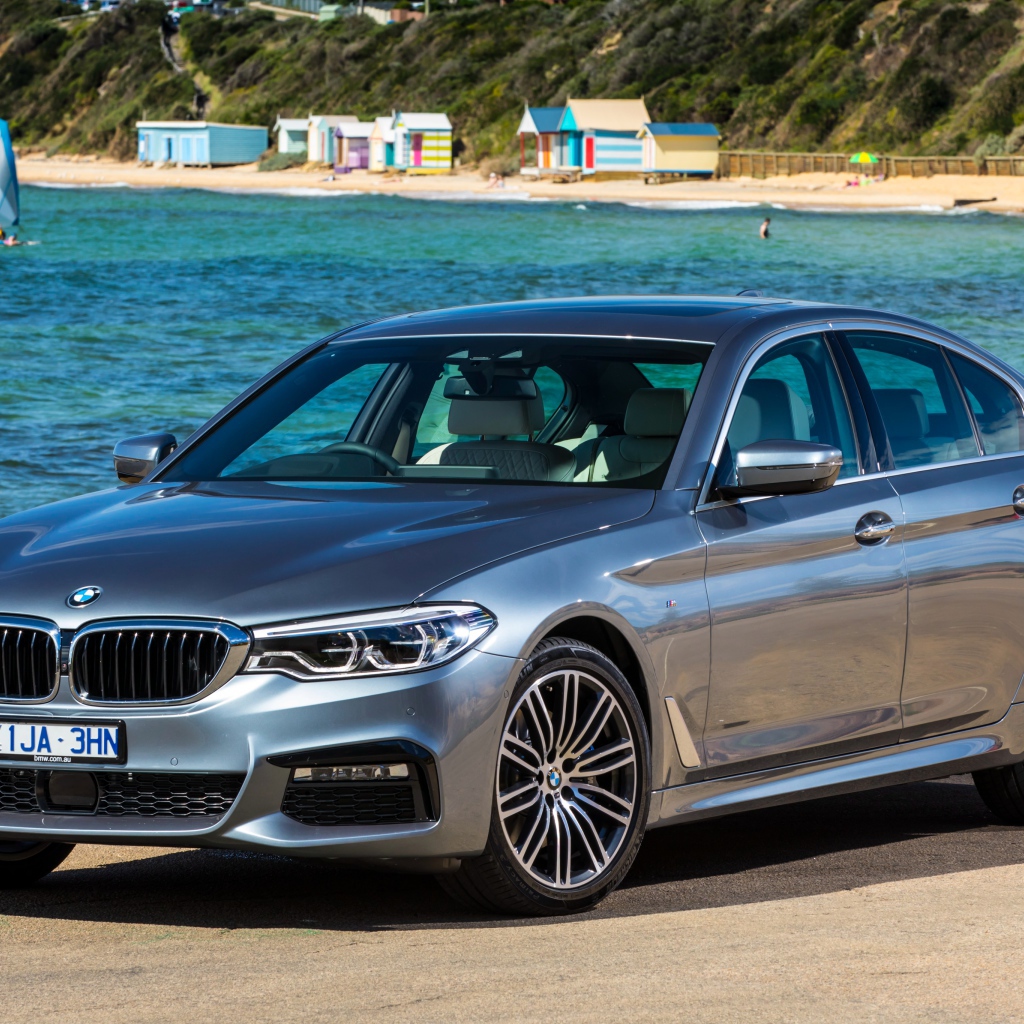 Серебристый автомобиль BMW  530i Sedan M, 2017 