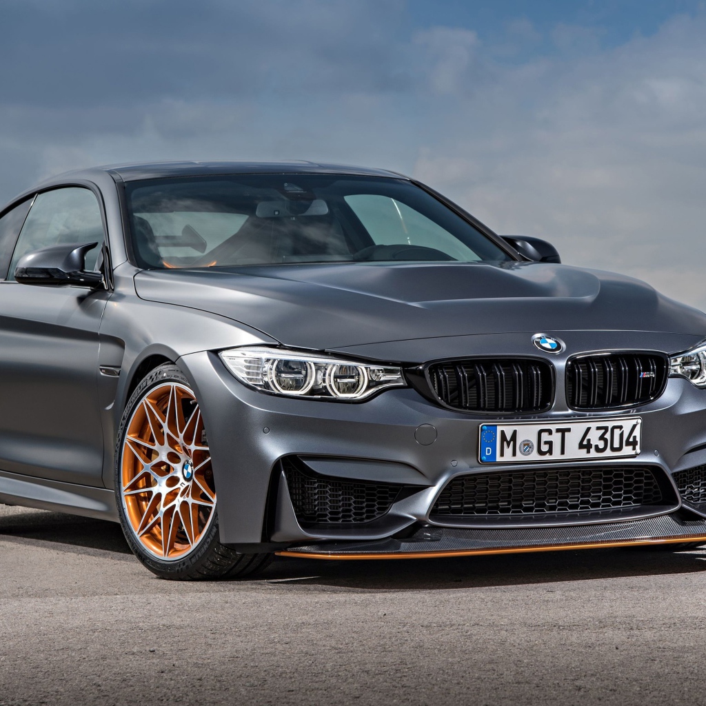Серебристый автомобиль BMW M4 GTS, 2017 