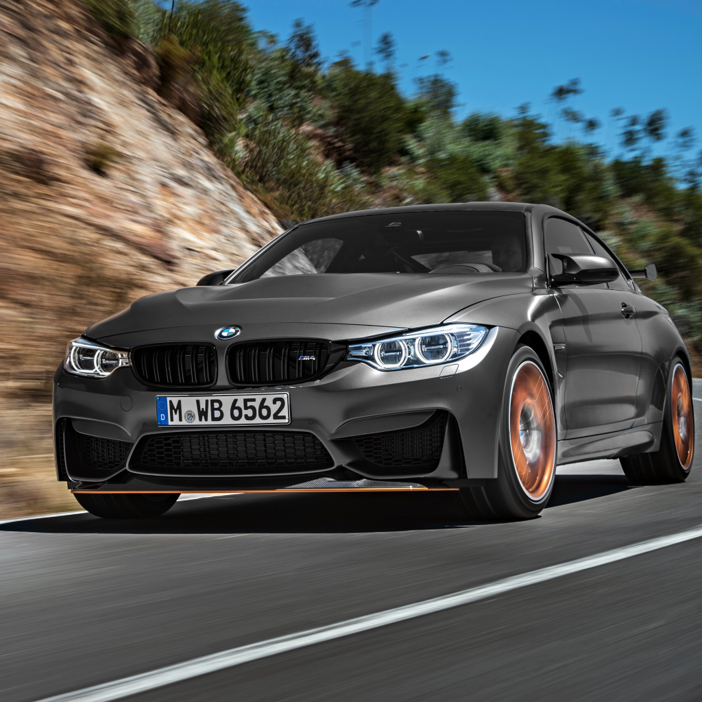 Серебристый стильный автомобиль BMW M4 на трассе 