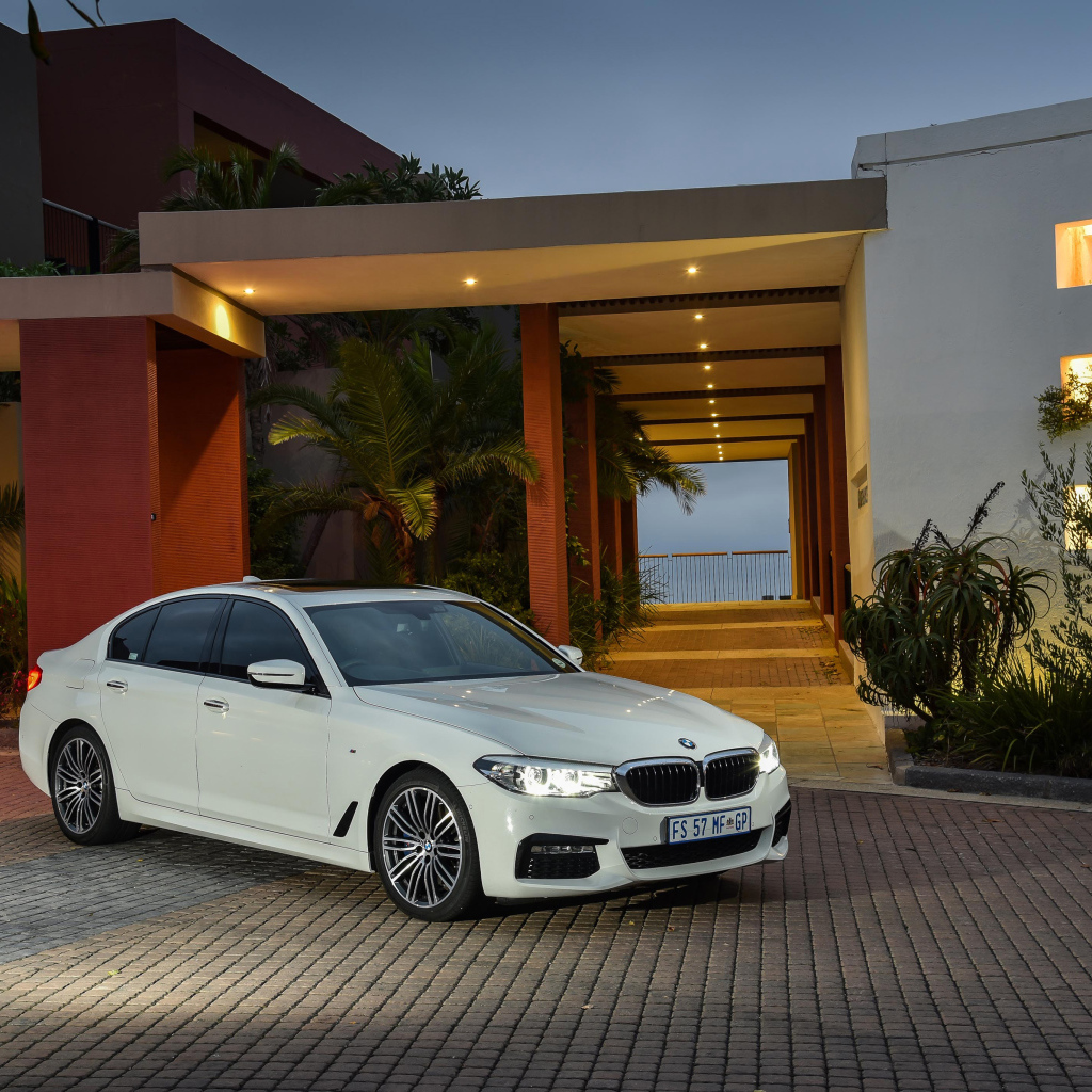 Белый автомобиль BMW 530d Sedan M Sport, 2017 года у дома 